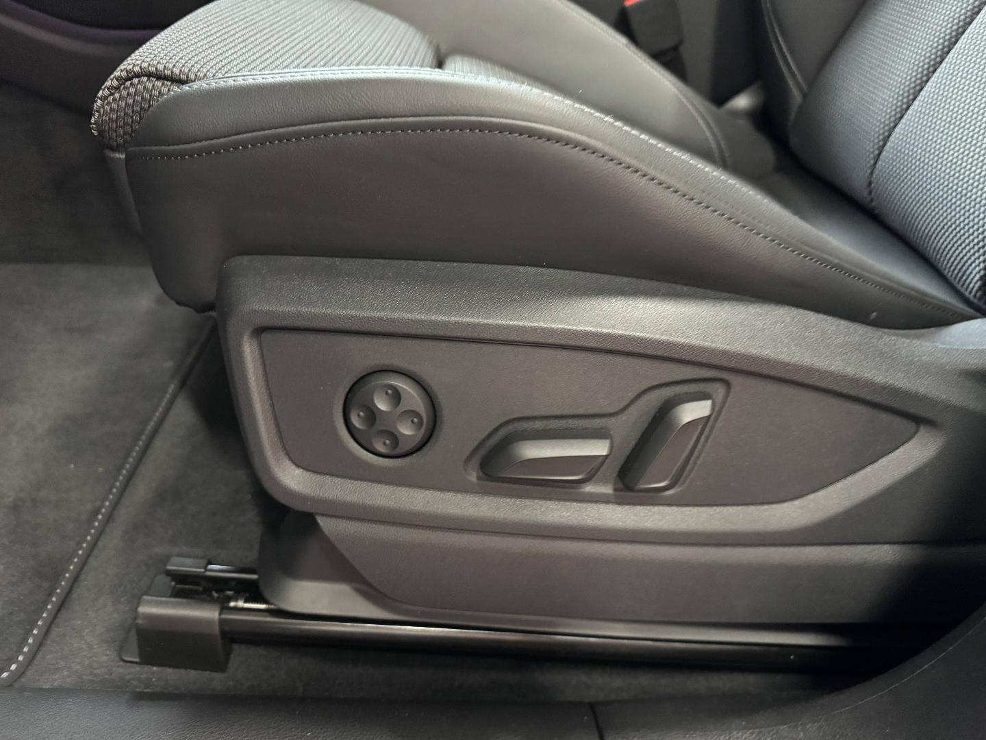 Image about Audi Q5 TFSI e S line 50 TFSI e Hybride rechargeable quattro 220 kW (299 ch) S tronic