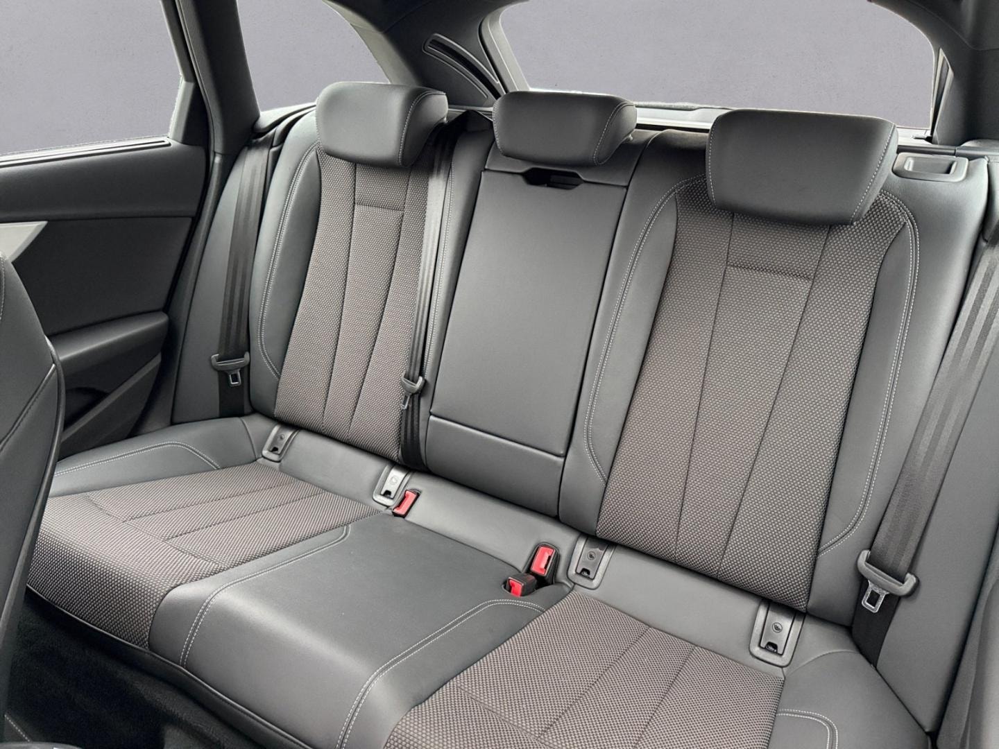 Bild über Audi A4 Avant S line 35 TDI S tronic - für weitere Informationen kontaktieren Sie den Audi Partner