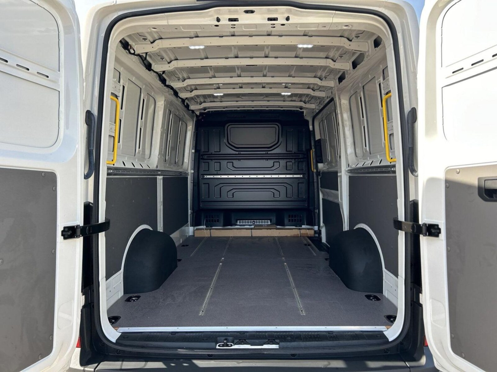 Volkswagen Crafter Kasten mittlerer Radstand – Bild 8