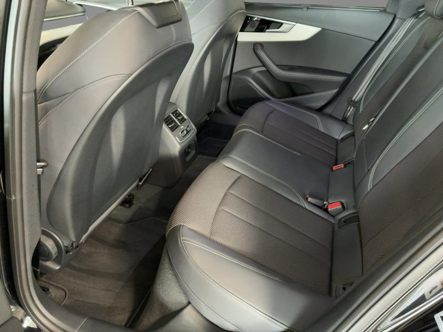 Bild über Audi A4 Avant S line 40 TFSI S tronic - für weitere Informationen kontaktieren Sie den Audi Partner
