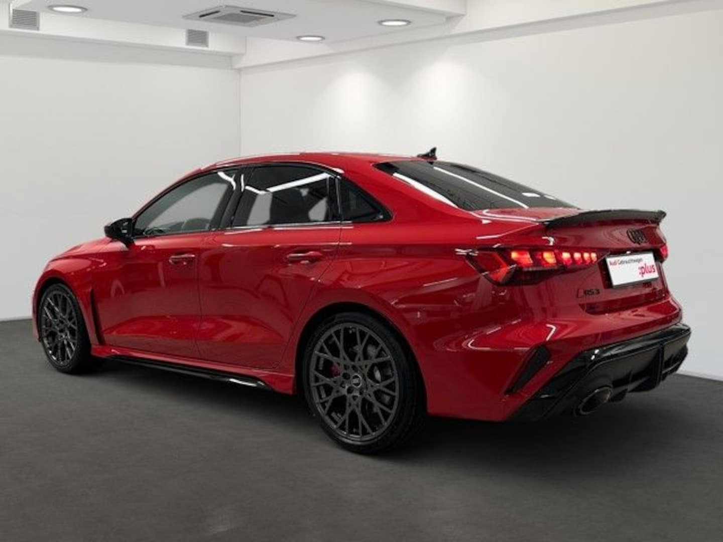 Bild über Audi RS 3 Limousine TFSI quattro S tronic - für weitere Informationen kontaktieren Sie den Audi Partner