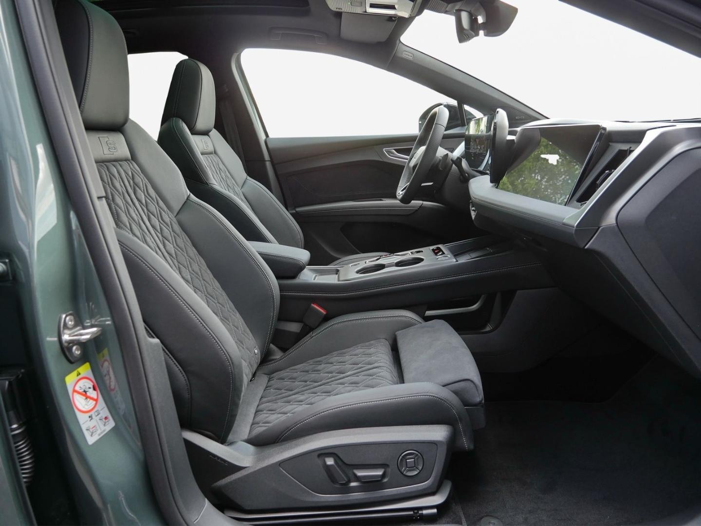 Bild über Audi Q4 SUV e-tron e-tron quattro 220 kW - für weitere Informationen kontaktieren Sie den Audi Partner