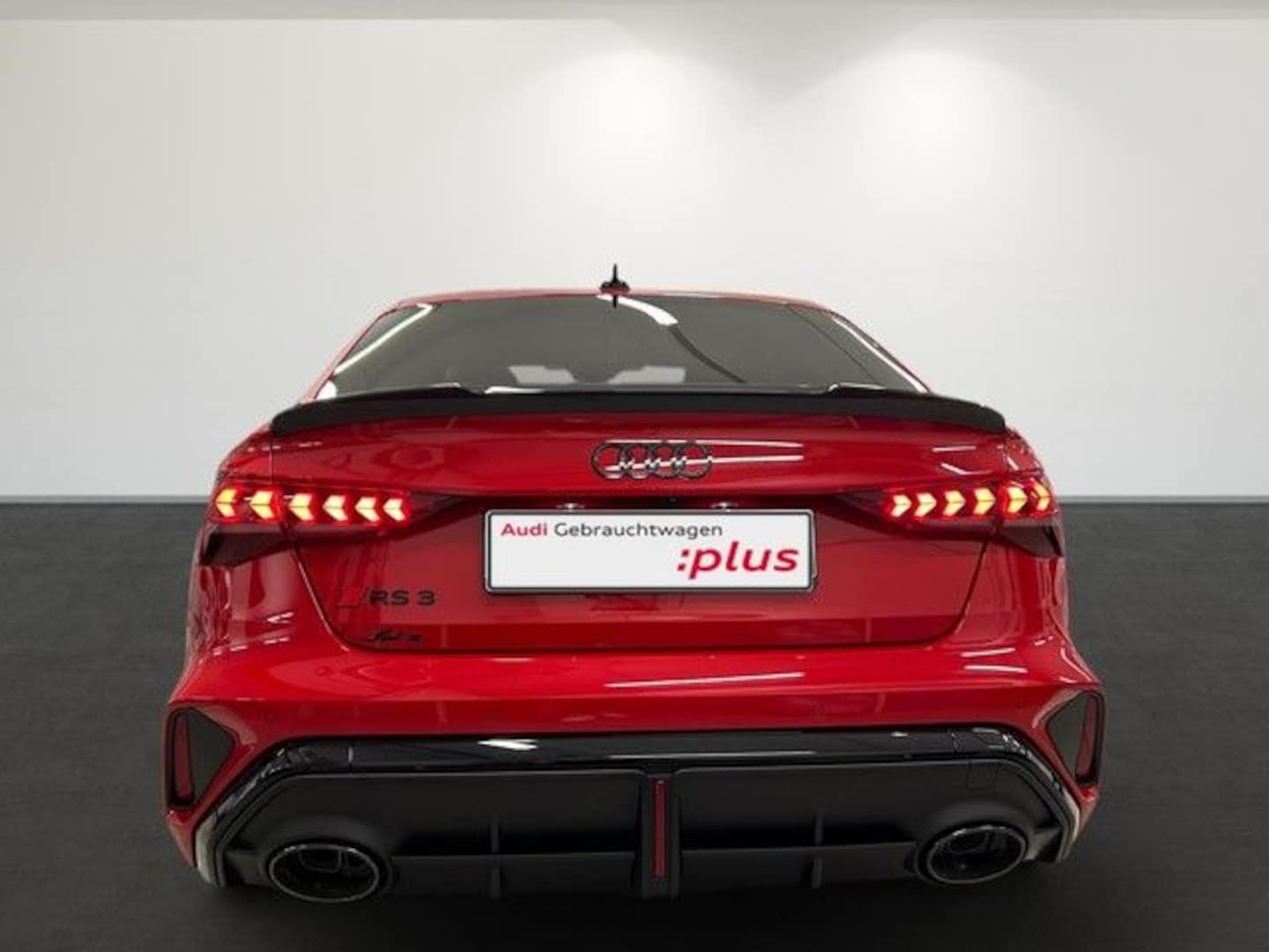 Bild über Audi RS 3 Limousine TFSI quattro S tronic - für weitere Informationen kontaktieren Sie den Audi Partner