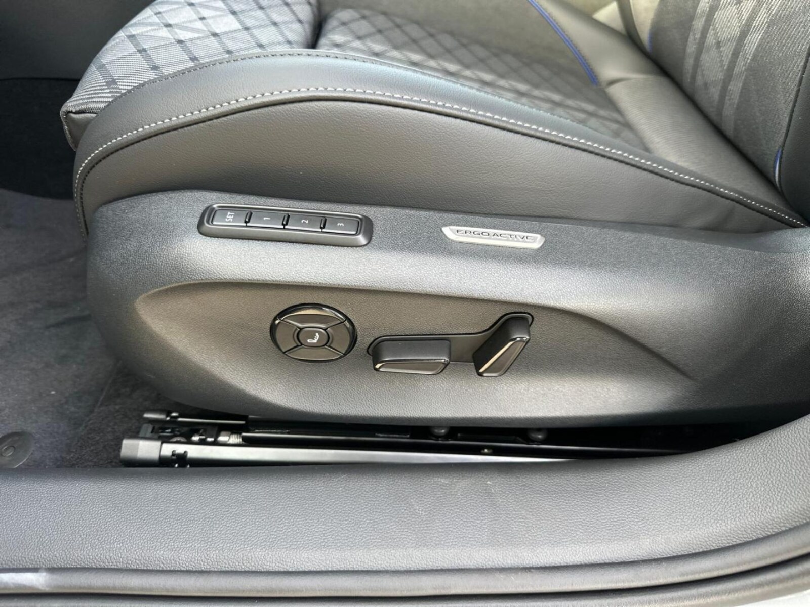 Volkswagen Passat – Bild 16