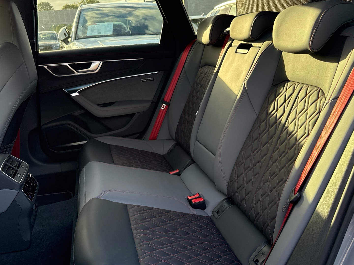 Bild über Audi S6 Avant TDI quattro tiptronic - für weitere Informationen kontaktieren Sie den Audi Partner