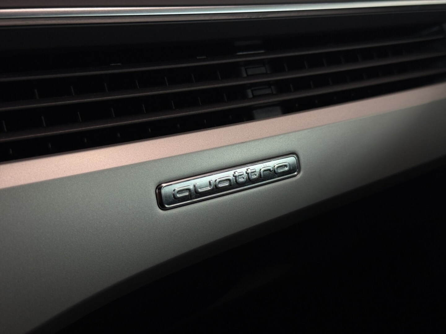 Bild über Audi A4 Avant 40 TFSI quattro S tronic - für weitere Informationen kontaktieren Sie den Audi Partner