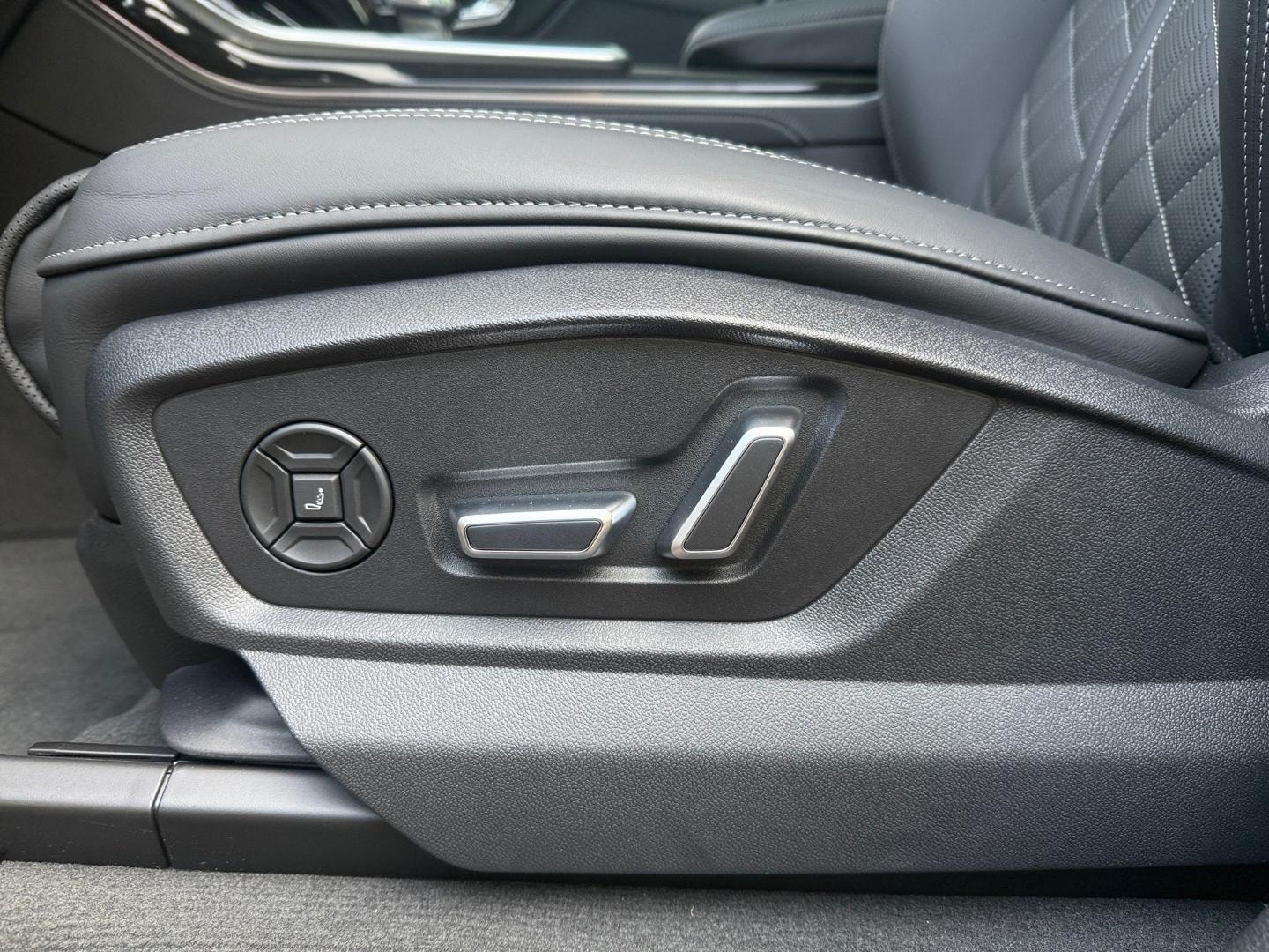 Bild über Audi SQ8 SUV TFSI quattro 373 kW tiptronic - für weitere Informationen kontaktieren Sie den Audi Partner
