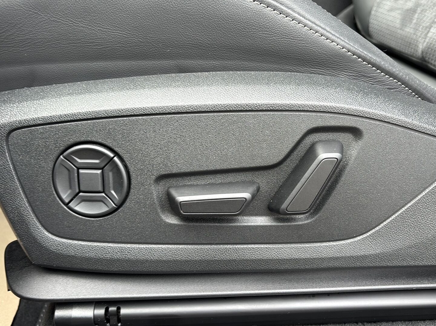 Bild über Audi Q3 TFSI quattro 180 kW S tronic - für weitere Informationen kontaktieren Sie den Audi Partner