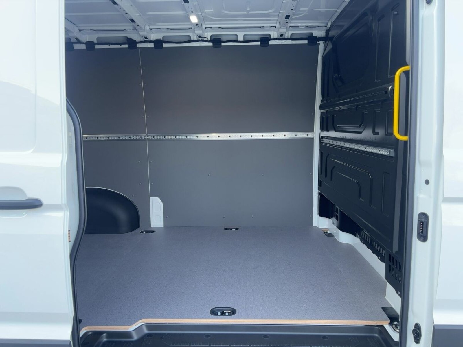 Volkswagen Crafter Kasten mittlerer Radstand – Bild 7