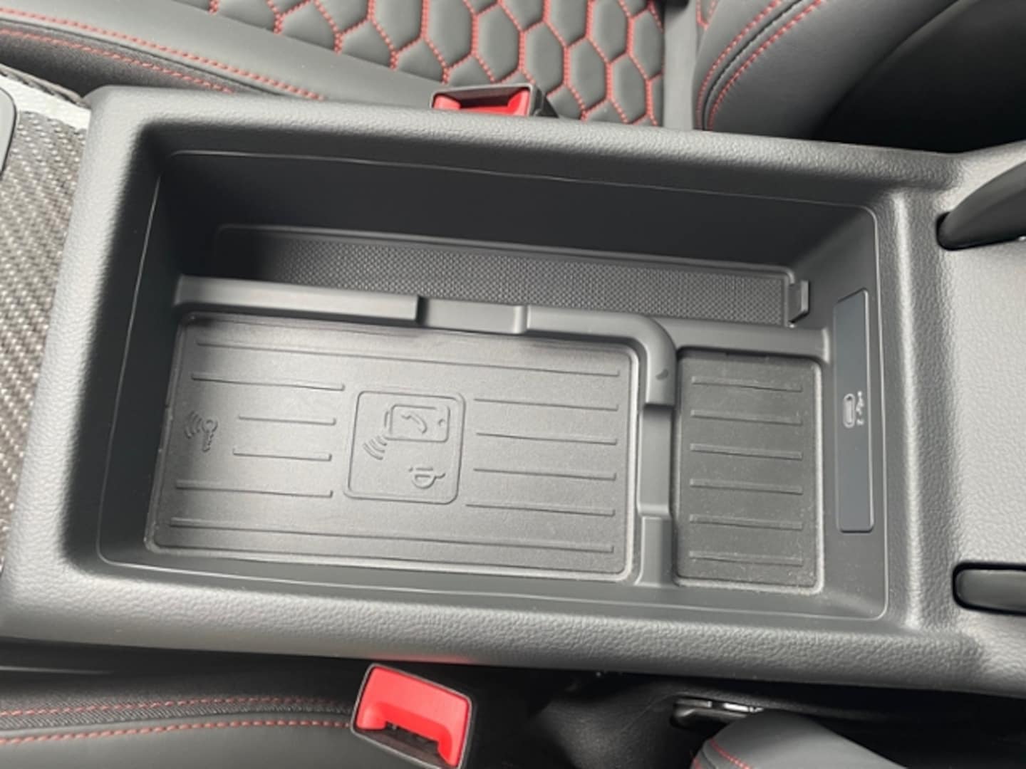 Bild über Audi RS 4 Avant TFSI quattro tiptronic - für weitere Informationen kontaktieren Sie den Audi Partner
