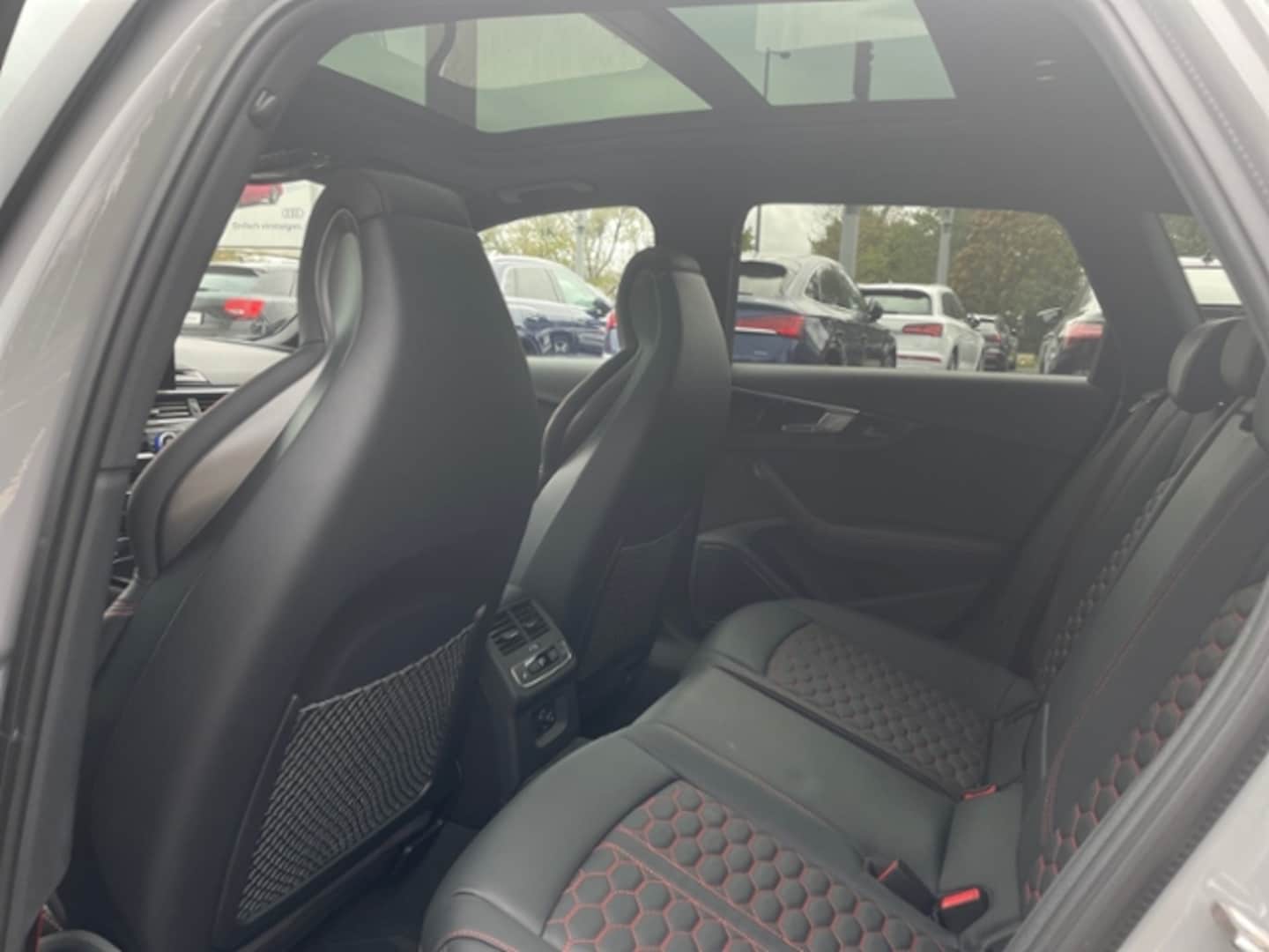 Bild über Audi RS 4 Avant TFSI quattro tiptronic - für weitere Informationen kontaktieren Sie den Audi Partner