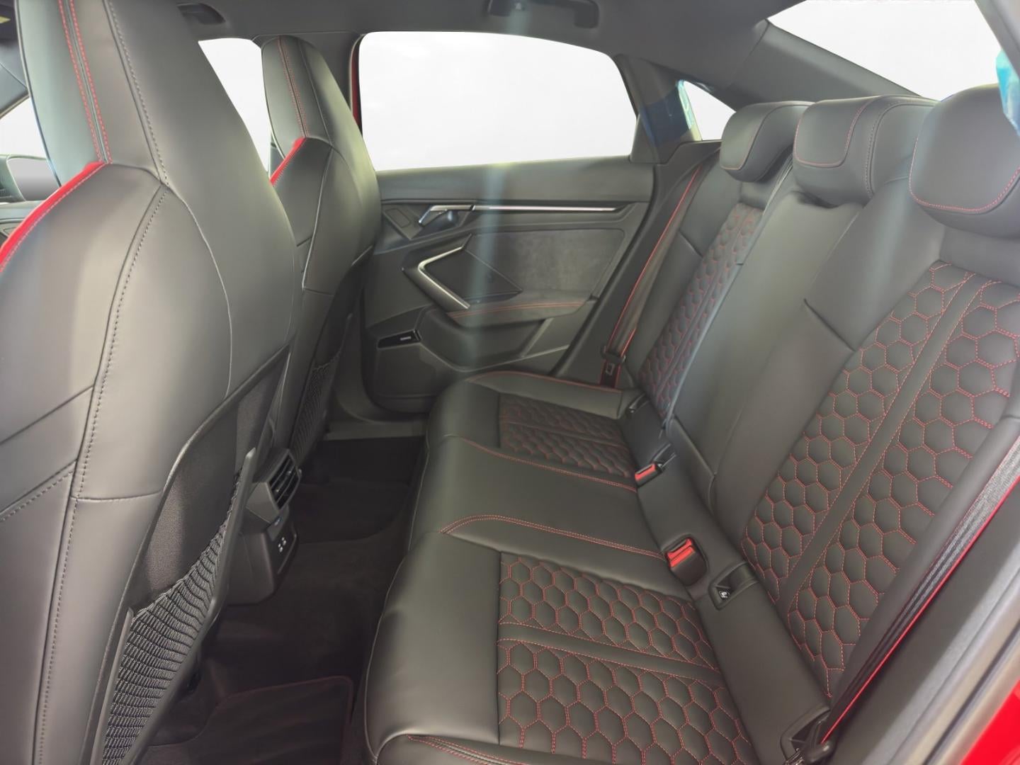 Bild über Audi RS 3 Limousine TFSI quattro 294 kW S tronic - für weitere Informationen kontaktieren Sie den Audi Partner
