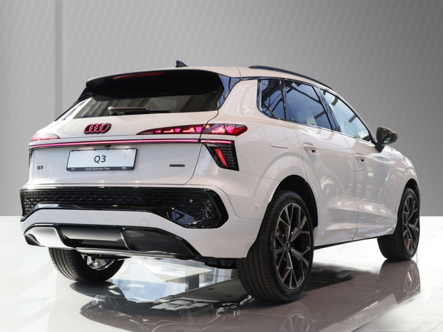 Bild über Audi Q3 SUV TFSI quattro 195 kW S tronic - für weitere Informationen kontaktieren Sie den Audi Partner
