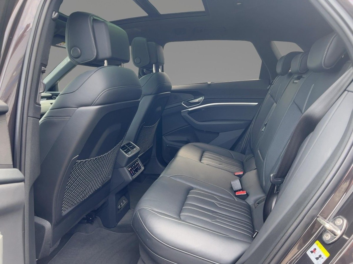 Bild über Audi Q8 e-tron S line 55 e-tron quattro - für weitere Informationen kontaktieren Sie den Audi Partner
