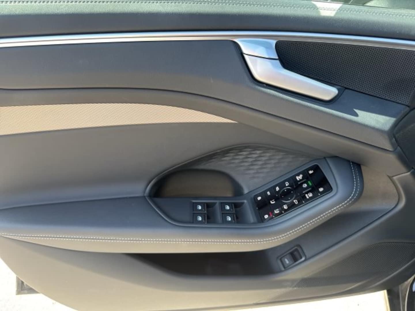 Bild über Audi A6 Avant TDI 150 kW S tronic - für weitere Informationen kontaktieren Sie den Audi Partner