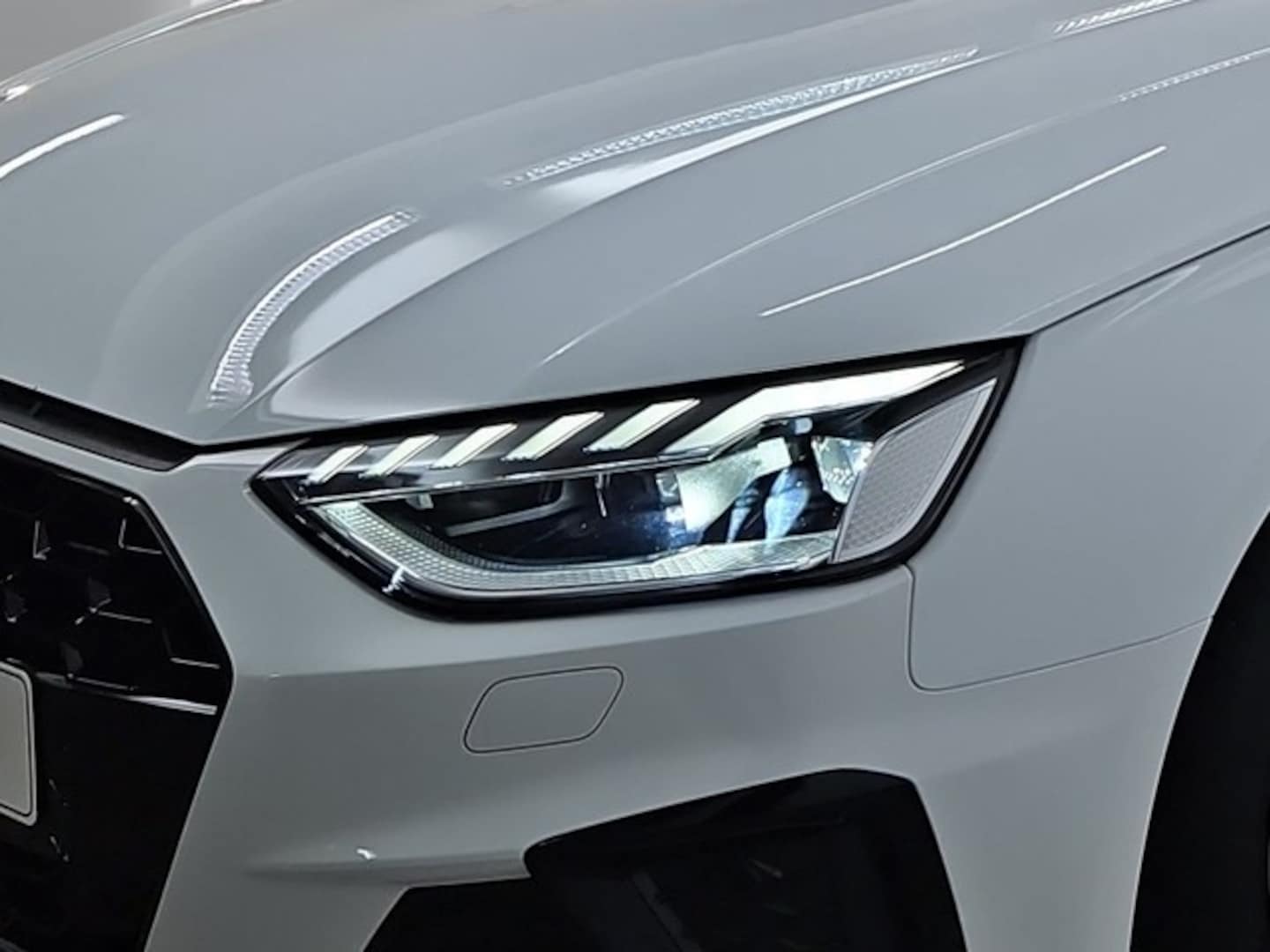 Bild über Audi A4 Avant S line 40 TFSI quattro S tronic - für weitere Informationen kontaktieren Sie den Audi Partner
