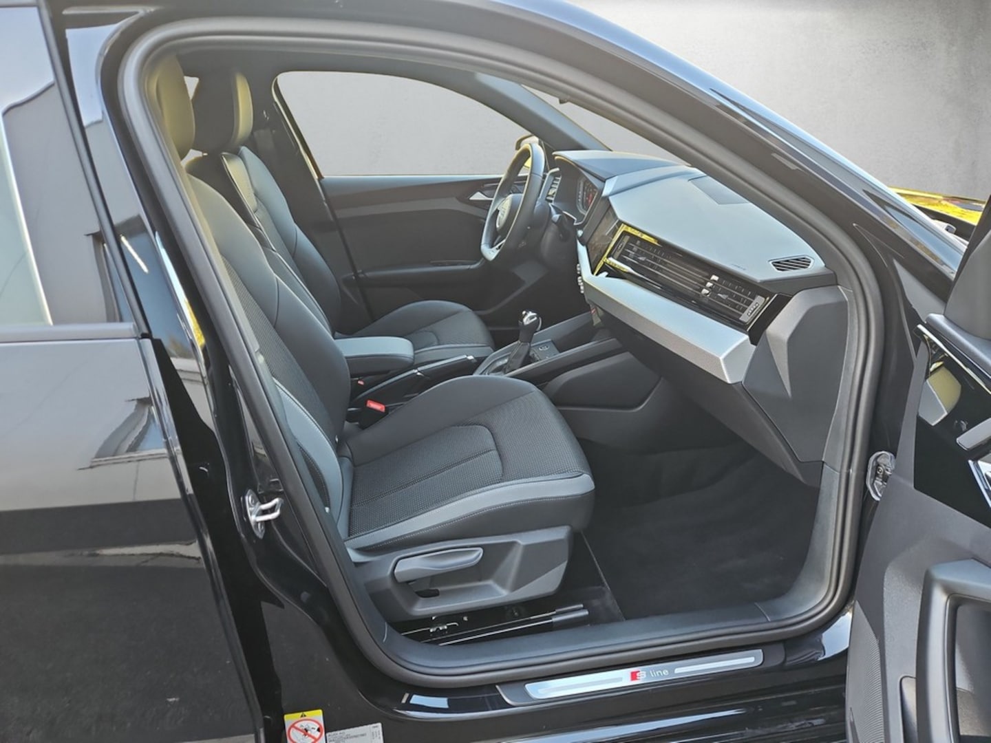 Bild über Audi A1 Sportback S line 30 TFSI S tronic - für weitere Informationen kontaktieren Sie den Audi Partner