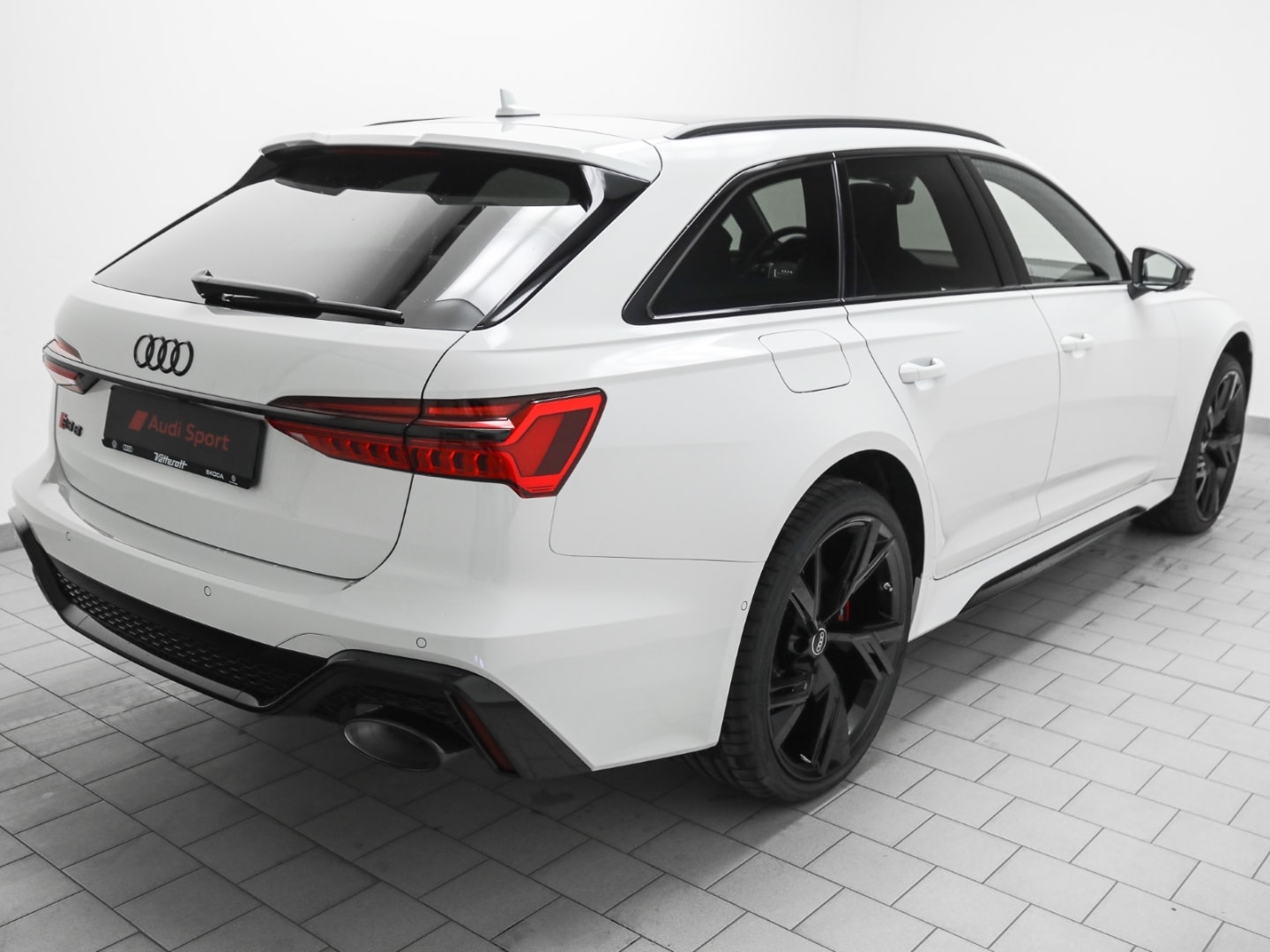 Bild über Audi RS 6 Avant performance quattro tiptronic - für weitere Informationen kontaktieren Sie den Audi Partner
