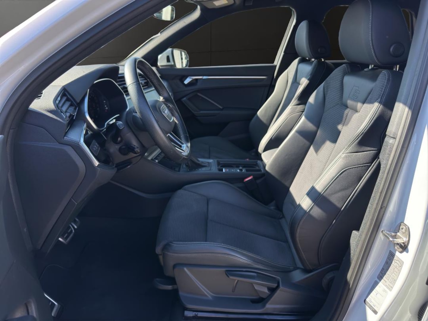 Bild über Audi Q3 S line 40 TFSI quattro S tronic - für weitere Informationen kontaktieren Sie den Audi Partner