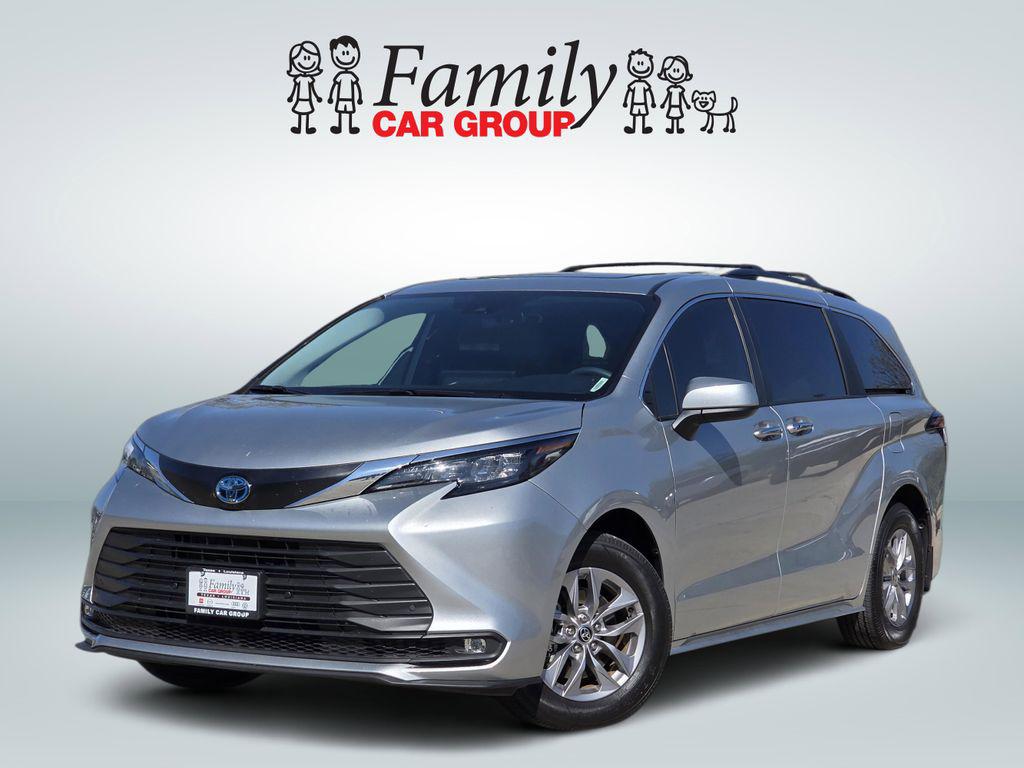 2025 Toyota Sienna XLE 8-Passenger Hybrid FWD's photo