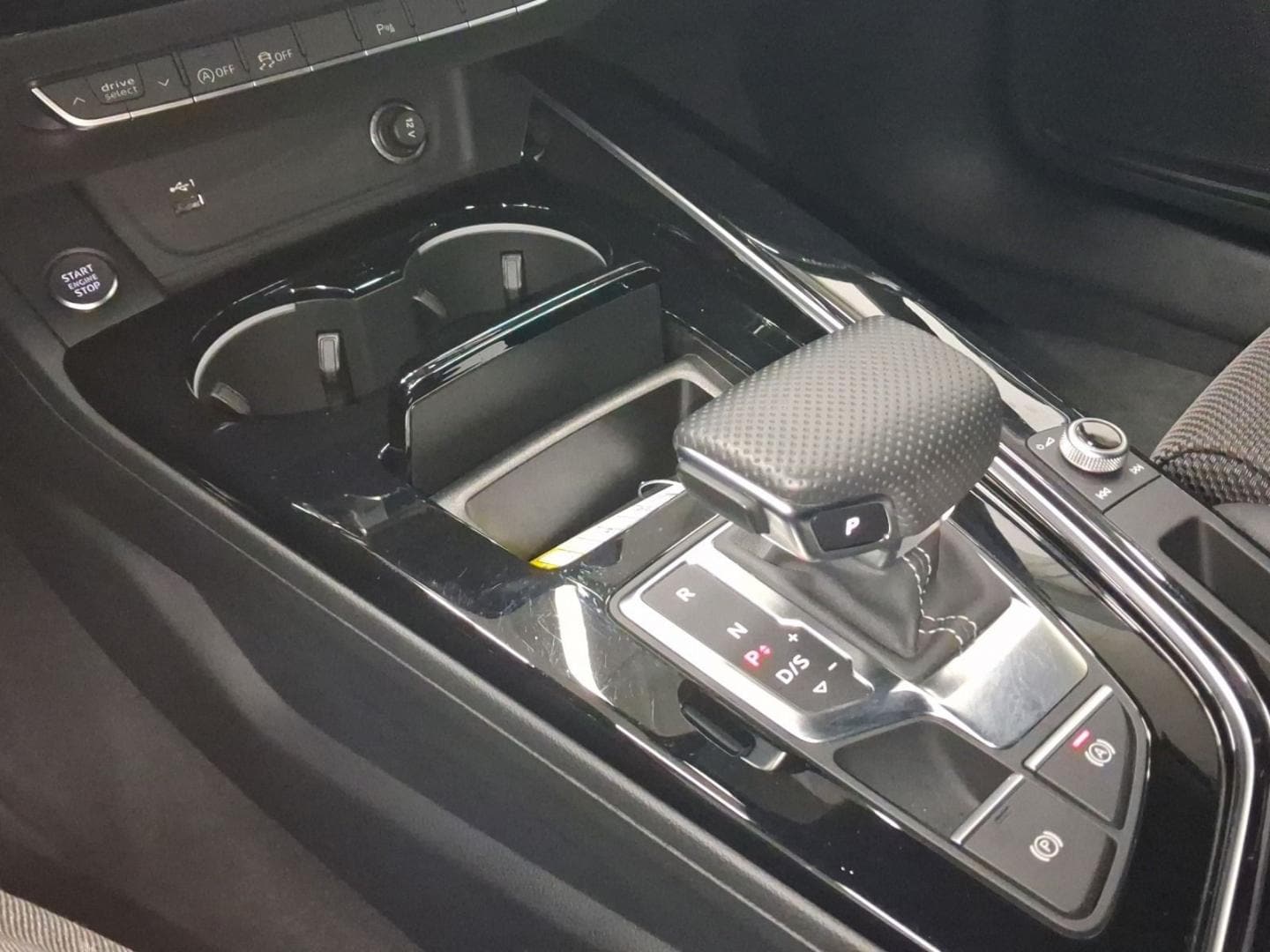 Bild über Audi A4 Avant S line 40 TFSI quattro S tronic - für weitere Informationen kontaktieren Sie den Audi Partner