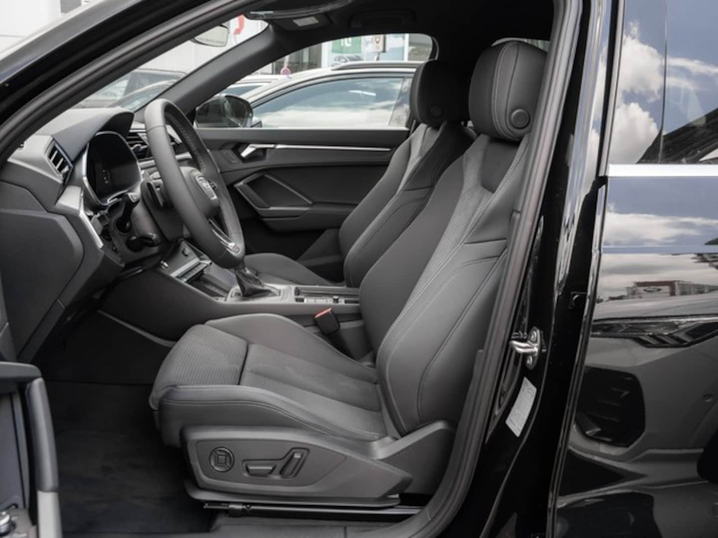 Bild über Audi Q3 S line 35 TFSI S tronic - für weitere Informationen kontaktieren Sie den Audi Partner
