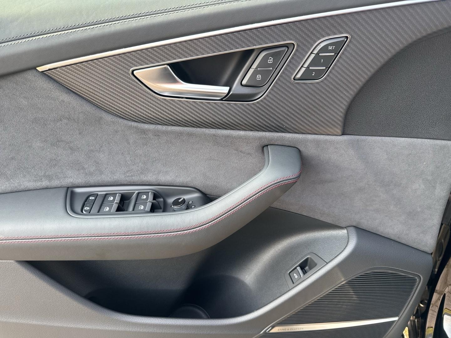 Bild über Audi RS Q8 SUV TFSI quattro 471 kW tiptronic - für weitere Informationen kontaktieren Sie den Audi Partner