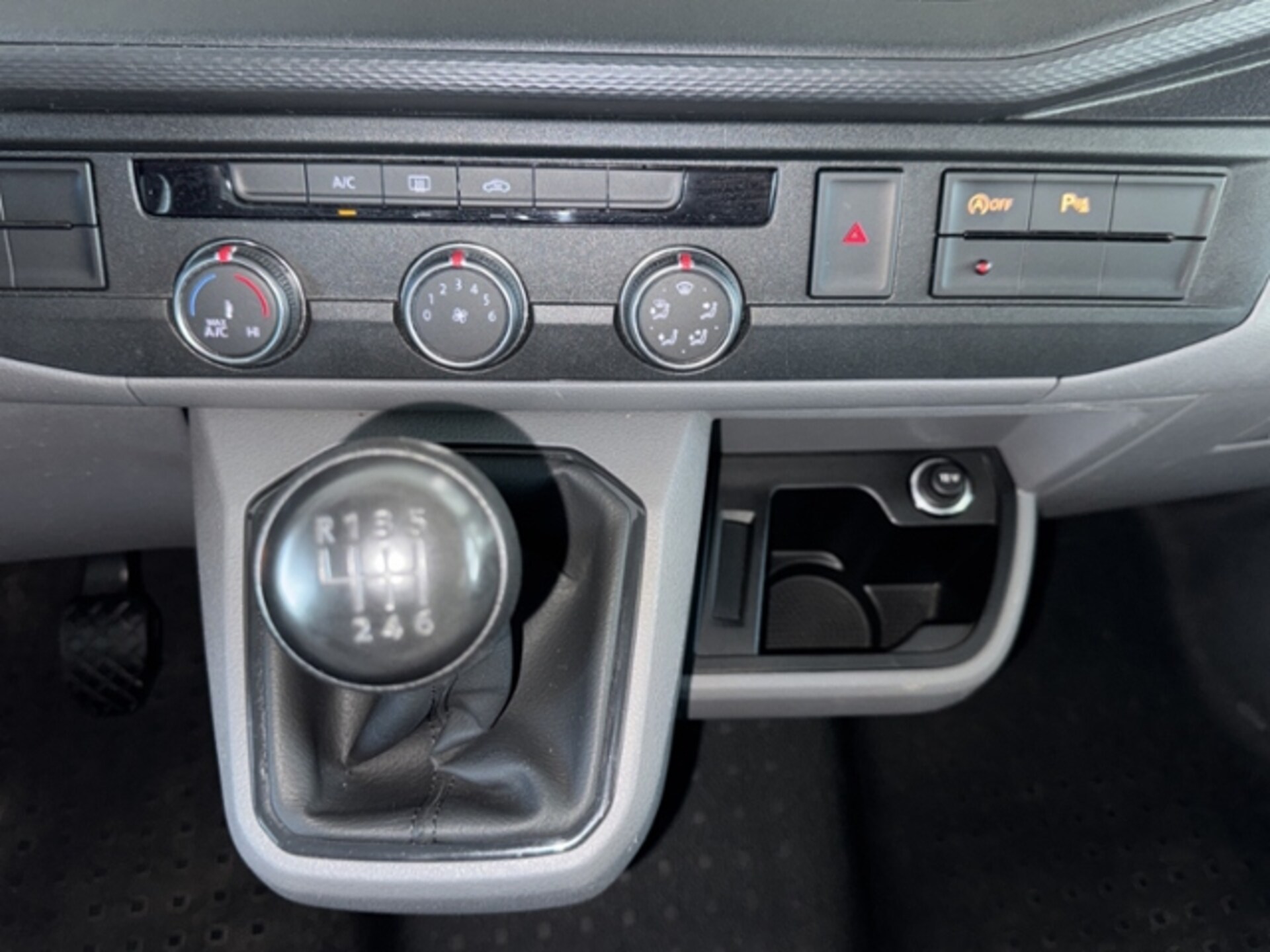 Volkswagen T6.1 Transporter Kombi langer Radstand