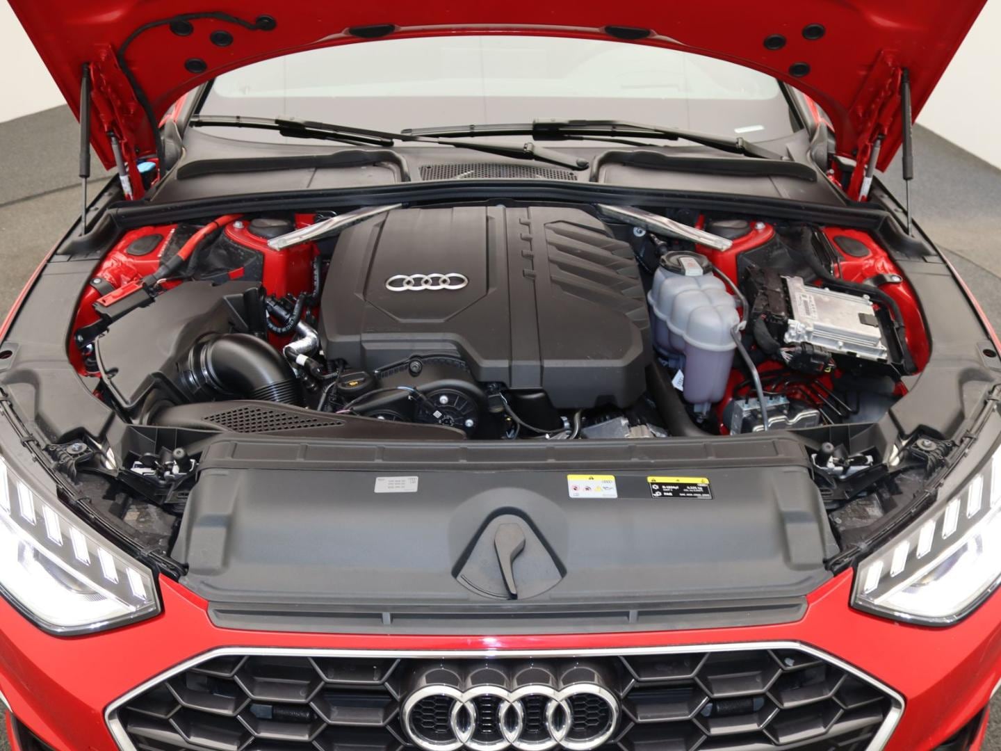 Bild über Audi A4 Avant S line 40 TFSI S tronic - für weitere Informationen kontaktieren Sie den Audi Partner