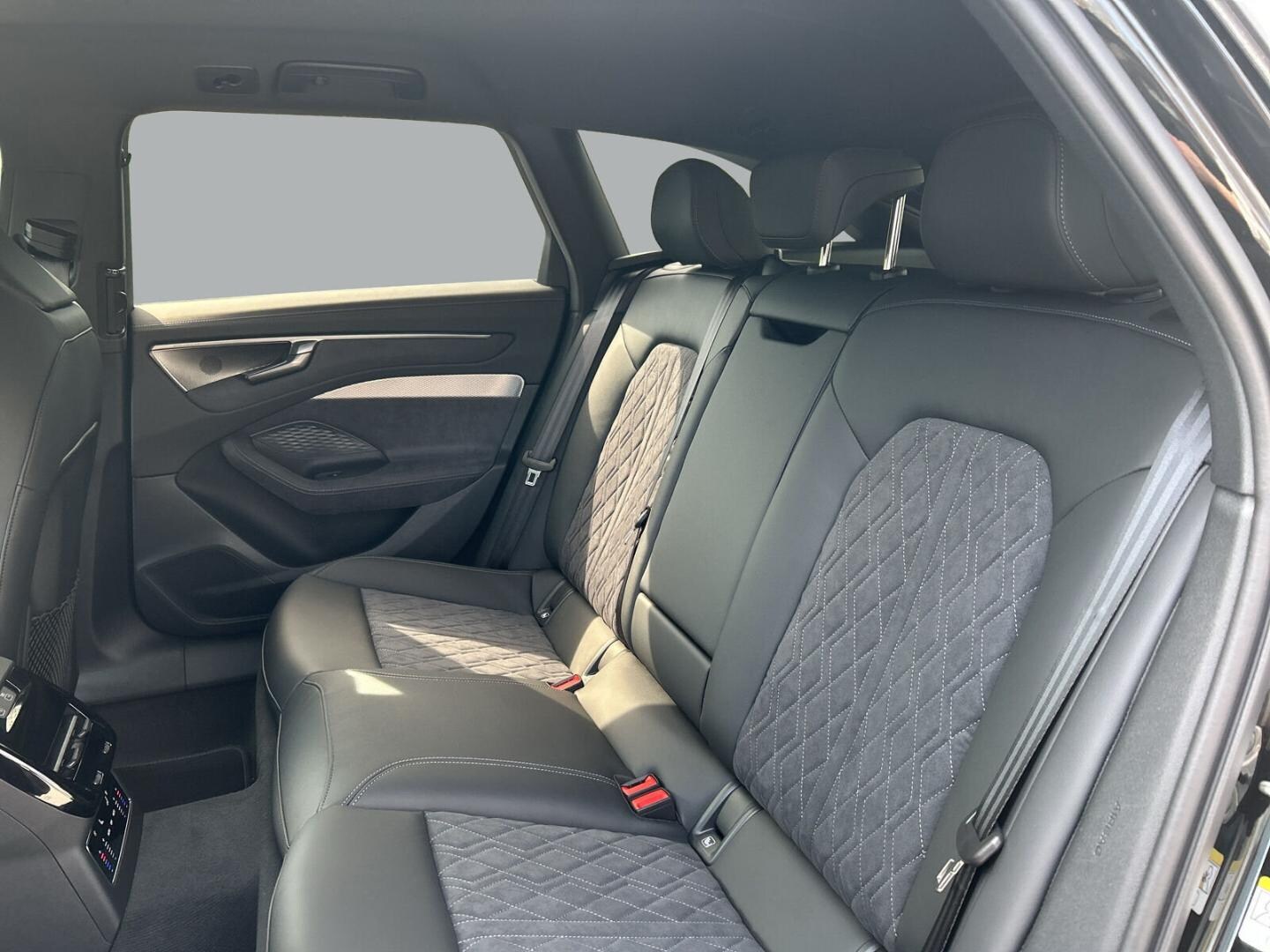 Bild über Audi A6 Avant TDI quattro 150 kW S tronic - für weitere Informationen kontaktieren Sie den Audi Partner
