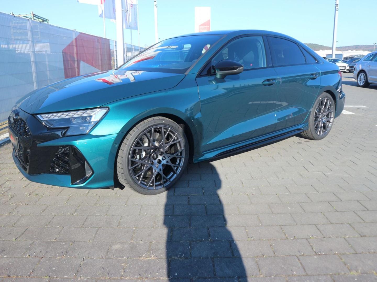Bild über Audi RS 3 Limousine TFSI quattro S tronic - für weitere Informationen kontaktieren Sie den Audi Partner