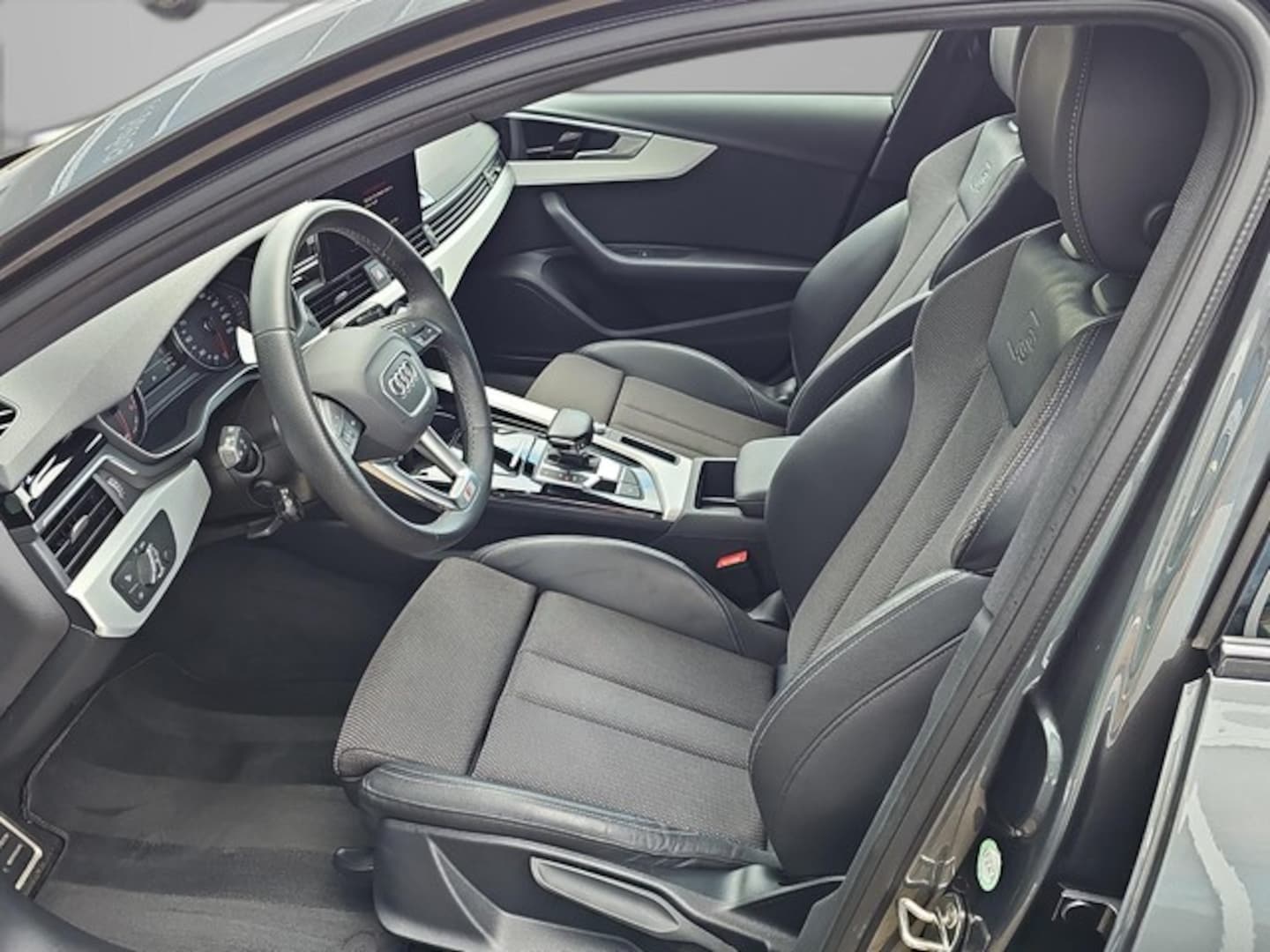 Bild über Audi A4 Avant S line 40 TFSI S tronic - für weitere Informationen kontaktieren Sie den Audi Partner