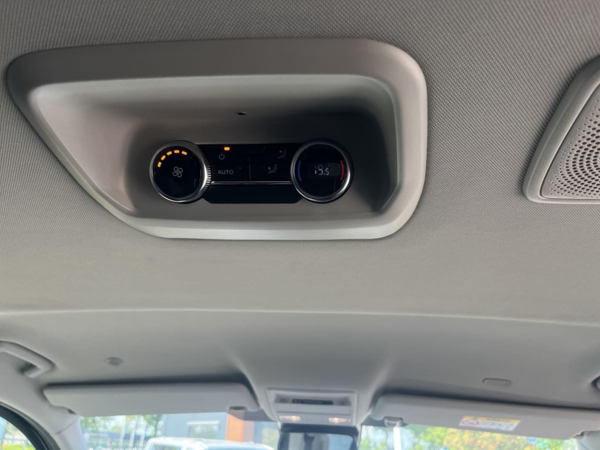 Volkswagen Caravelle Style