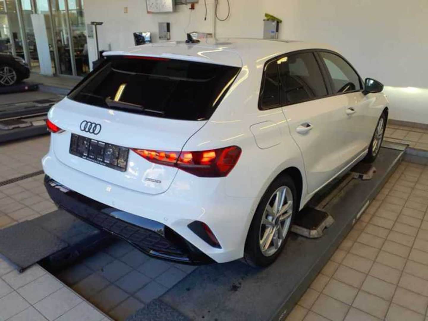 Bild über Audi A3 Sportback TFSI quattro S tronic - für weitere Informationen kontaktieren Sie den Audi Partner