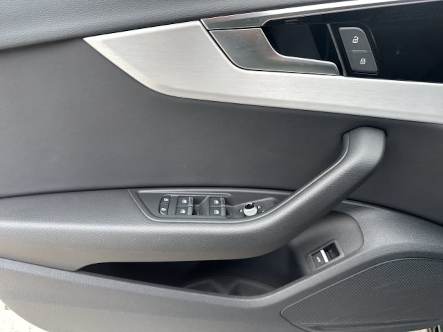 Bild über Audi A4 Avant S line 40 TFSI quattro S tronic - für weitere Informationen kontaktieren Sie den Audi Partner