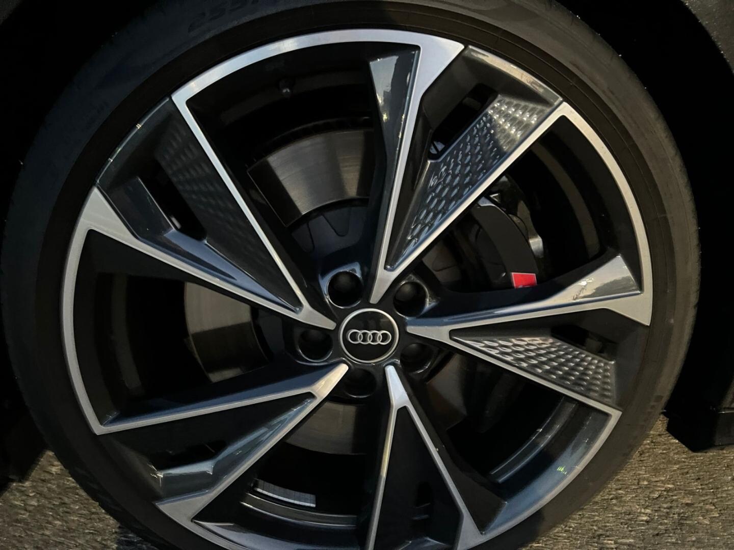 Bild über Audi S6 Avant TDI quattro tiptronic - für weitere Informationen kontaktieren Sie den Audi Partner