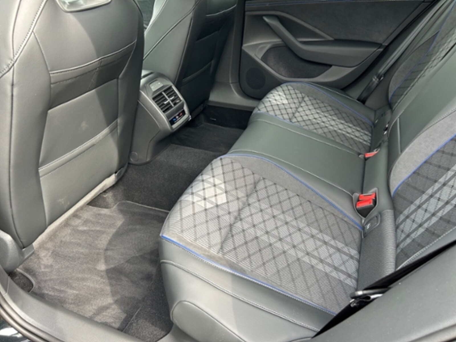 Volkswagen Passat – Bild 17