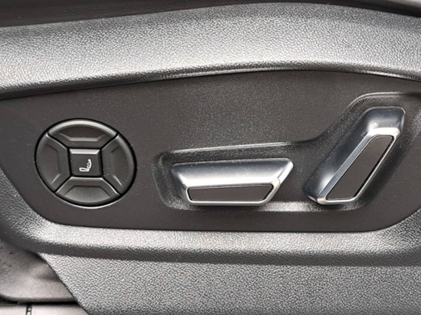 Bild über Audi SQ8 TFSI quattro tiptronic - für weitere Informationen kontaktieren Sie den Audi Partner