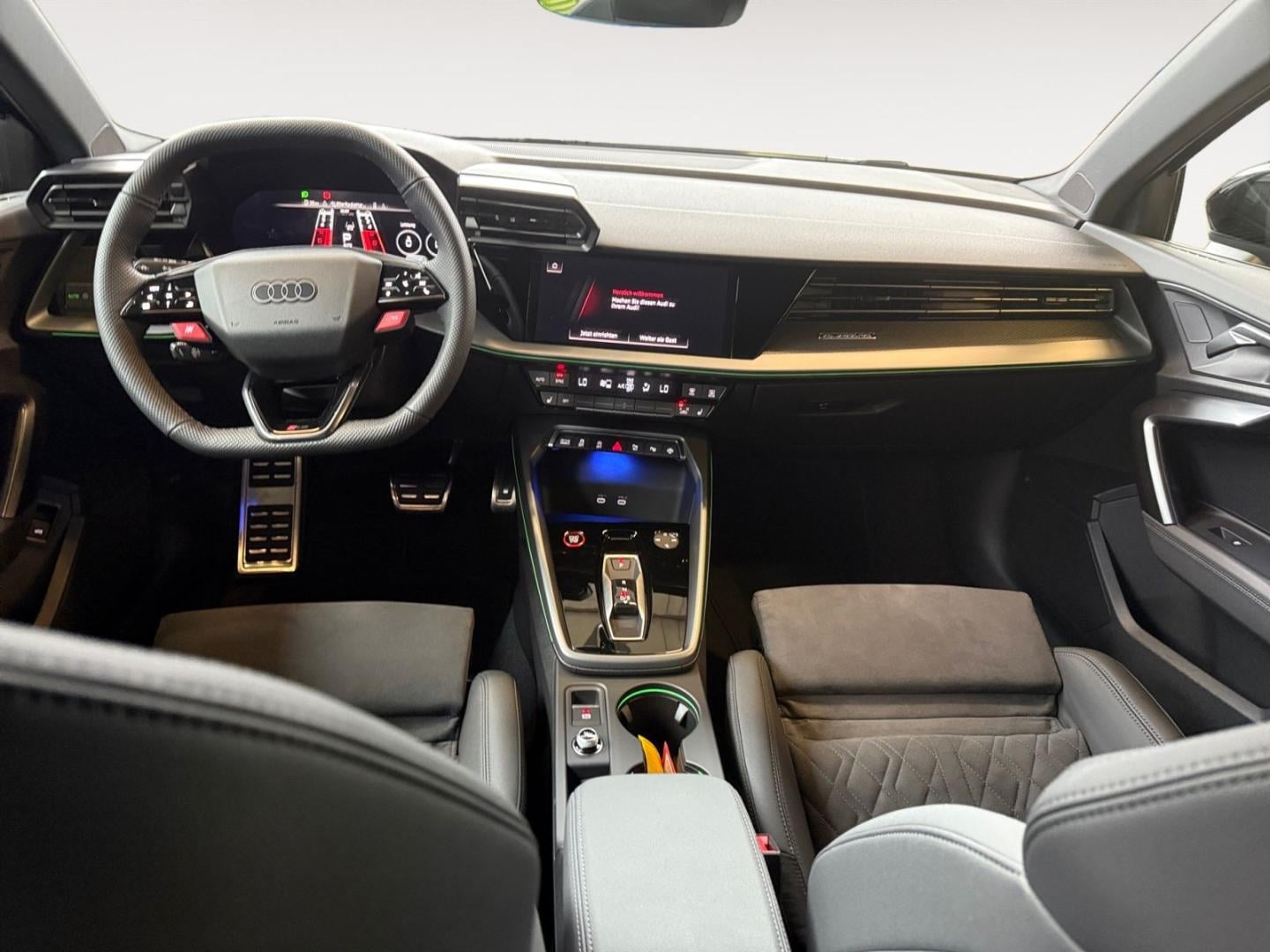 Bild über Audi RS 3 Sportback TFSI quattro S tronic - für weitere Informationen kontaktieren Sie den Audi Partner