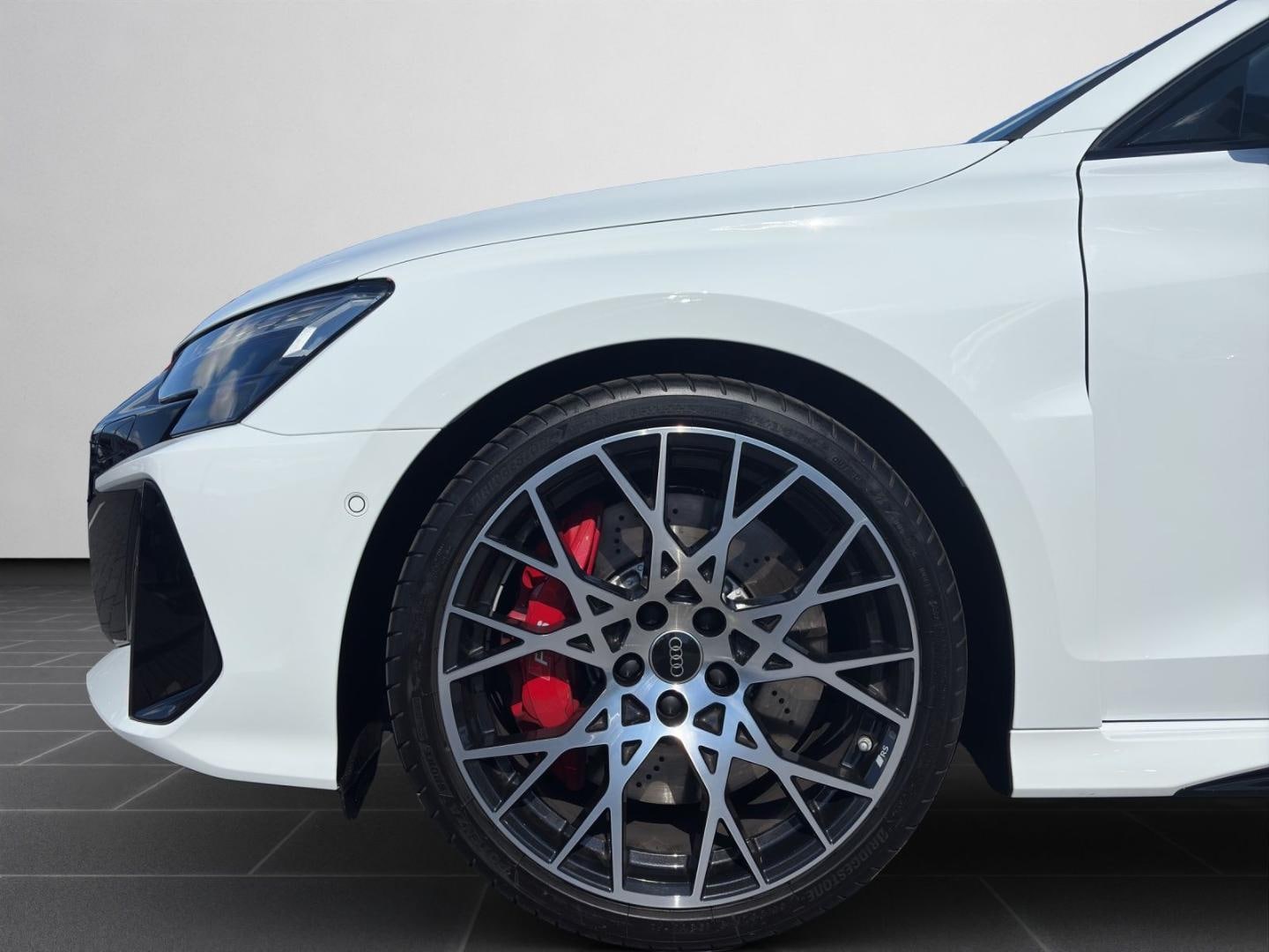Bild über Audi RS 3 Limousine TFSI quattro S tronic - für weitere Informationen kontaktieren Sie den Audi Partner