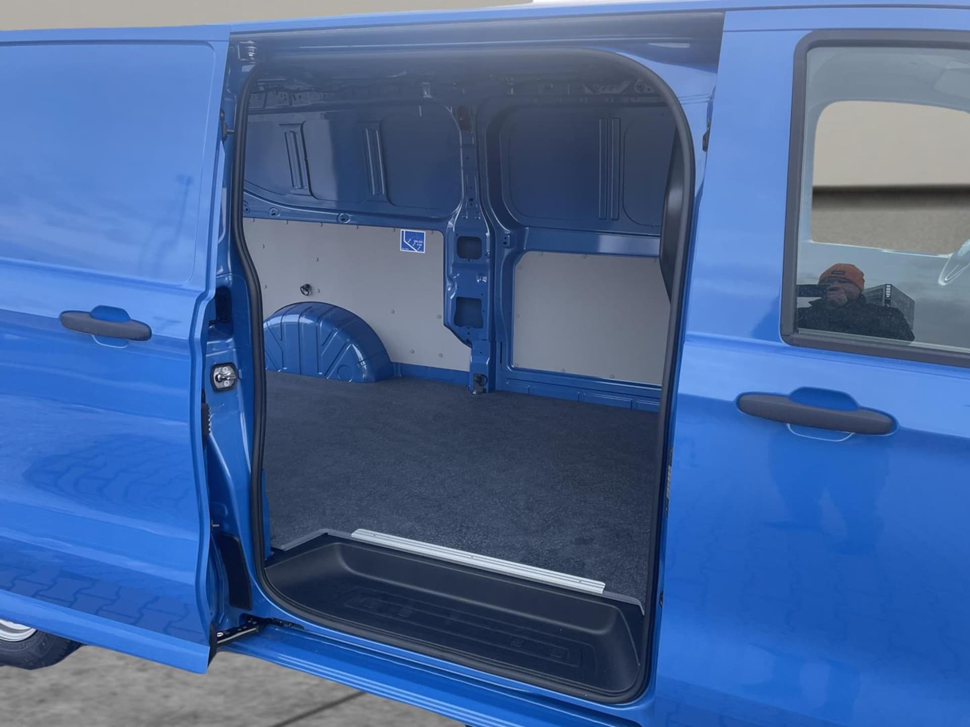 Volkswagen Transporter Furgon długi rozstaw osi