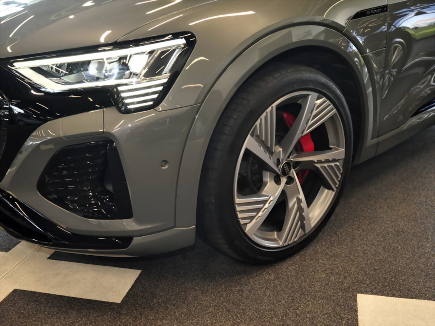 Bild über Audi Q8 e-tron S line 55 e-tron quattro - für weitere Informationen kontaktieren Sie den Audi Partner