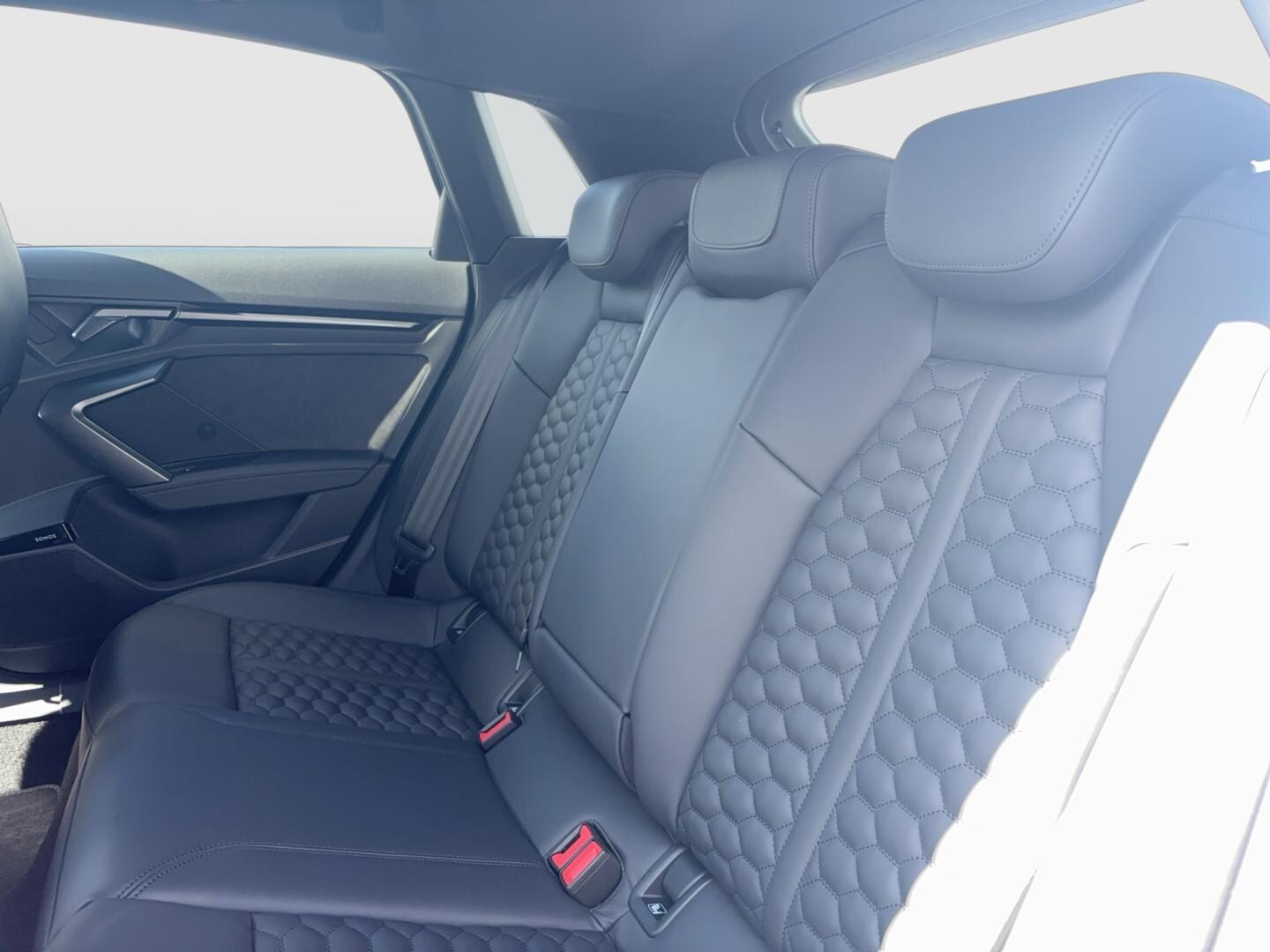 Bild über Audi RS 3 Sportback TFSI quattro S tronic - für weitere Informationen kontaktieren Sie den Audi Partner