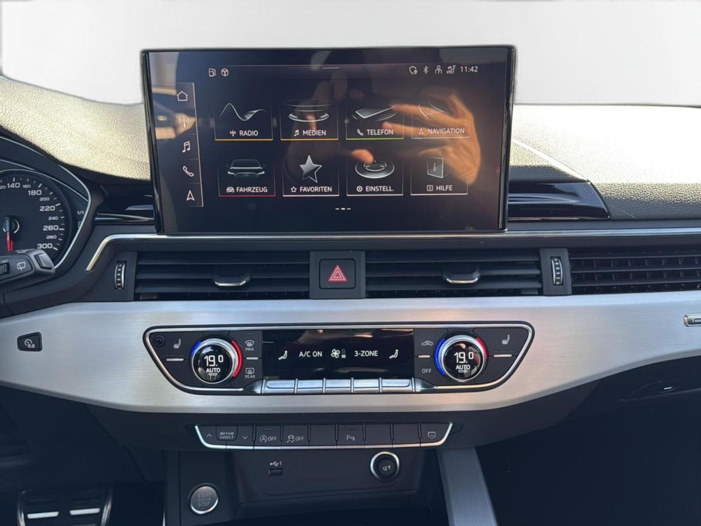 Bild über Audi A4 Avant S line 40 TFSI quattro S tronic - für weitere Informationen kontaktieren Sie den Audi Partner