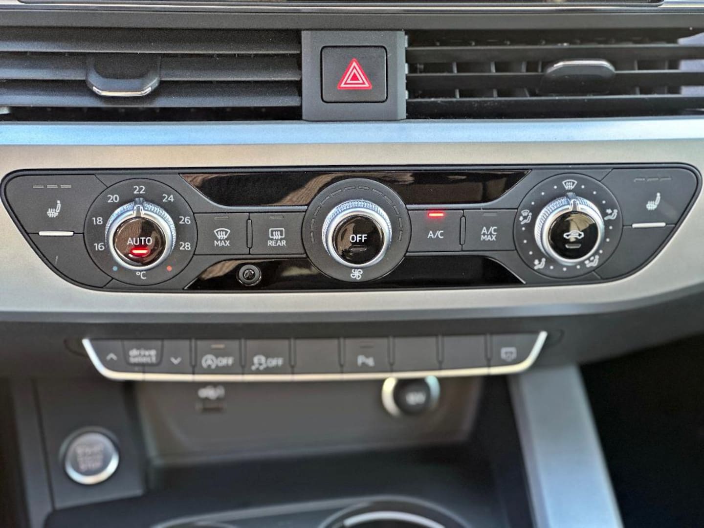 Bild über Audi A4 Avant S line 45 TFSI quattro S tronic - für weitere Informationen kontaktieren Sie den Audi Partner