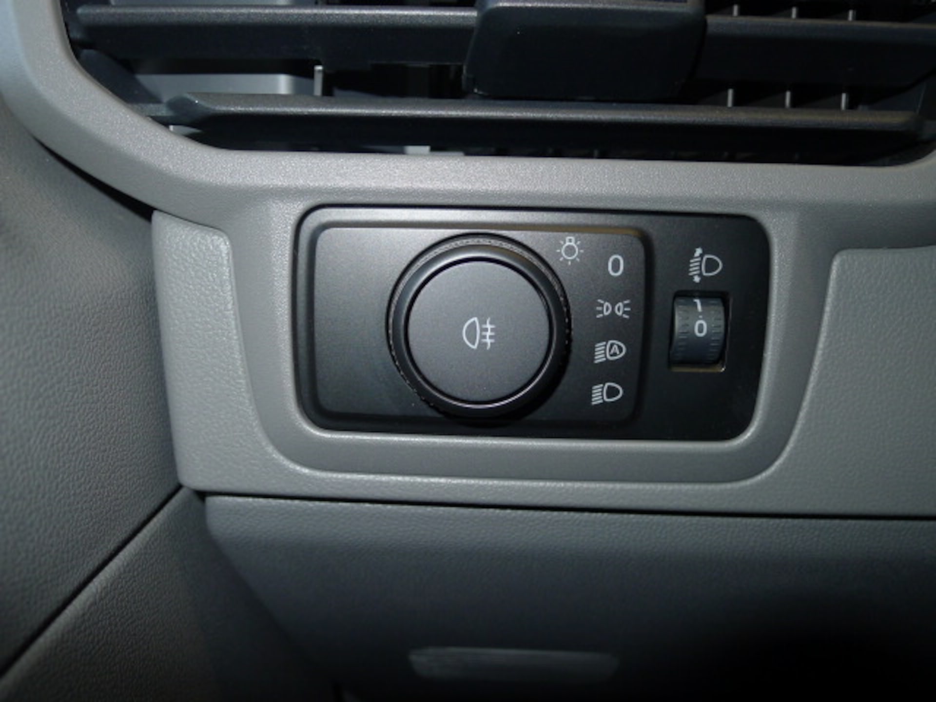 Volkswagen Transporter Kasten kurzer Radstand Basis-Modell