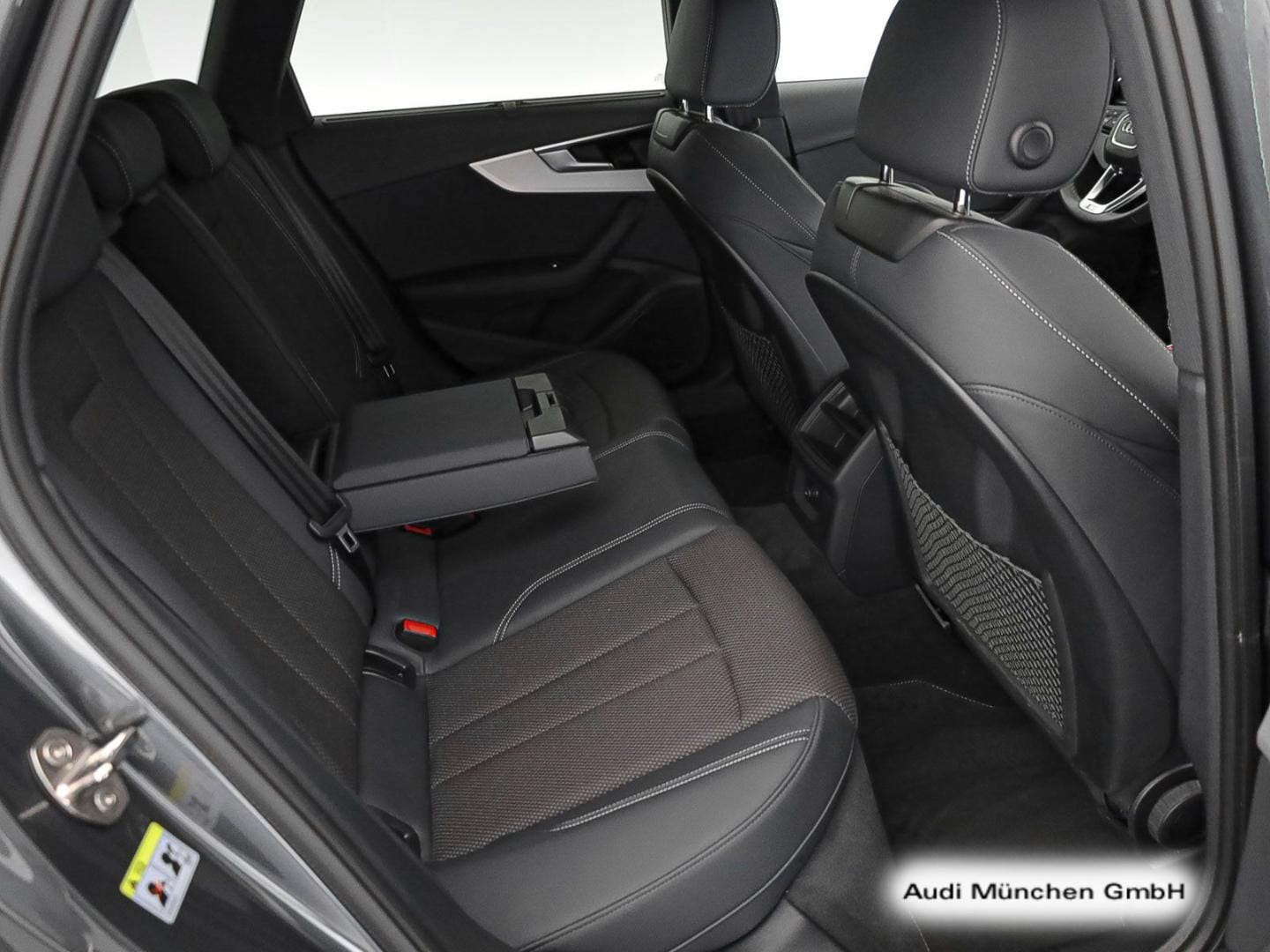 Bild über Audi A4 Avant S line 40 TFSI quattro S tronic - für weitere Informationen kontaktieren Sie den Audi Partner
