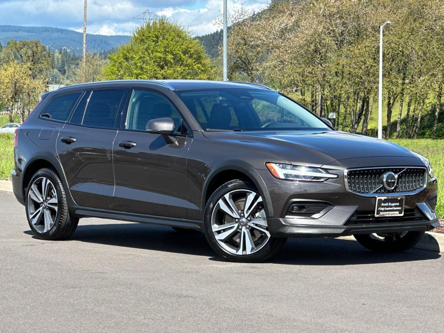 2025 Volvo V60 Cross Country B5 Plus AWD's photo