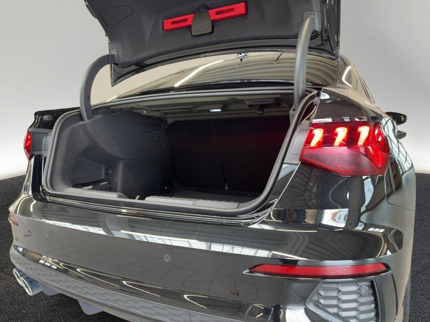 Bild über Audi S3 Limousine TFSI quattro S tronic - für weitere Informationen kontaktieren Sie den Audi Partner