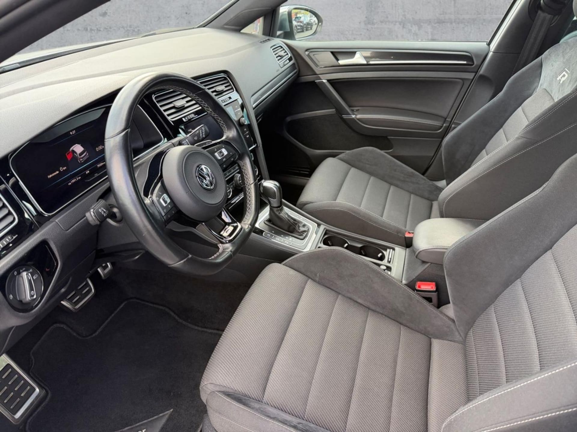 Volkswagen Golf Variant R